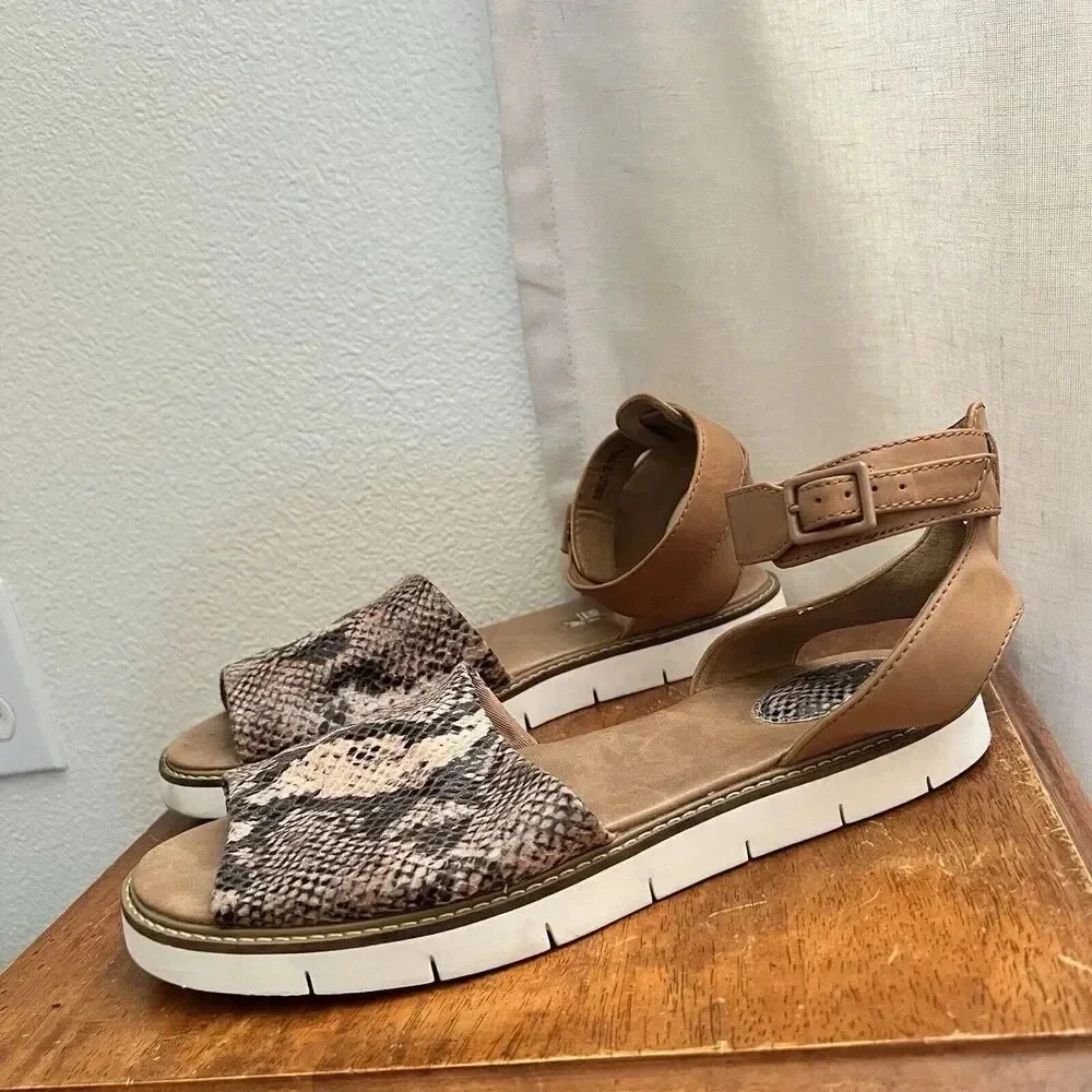 Clarks Artisan Lydie Hala Snake Comfort Flat Leather Sandals Womens 9.5 Tan Boho